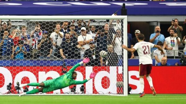Mikel Oyarzabal mencetak gol penalti untuk Spanyol
