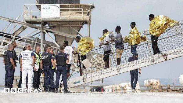 Lebih dari 150 Migran Diselamatkan Setelah Kapal Terbakar di Selat Inggris